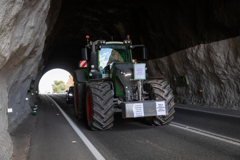 La tractorada de los organizaciones agrarias por la Vega Baja no logra cortar la A-7