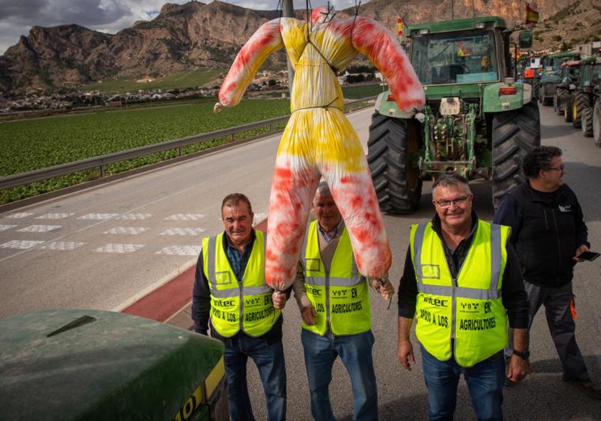 Los agricultores llegan a Orihuela por la N-340.