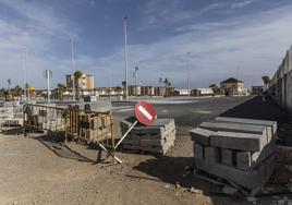 Una señal de tráfico sobre los materiales usados en la urbanización de la parcela exterior del centro comercial Las Dunas, en Cabo de Palos.