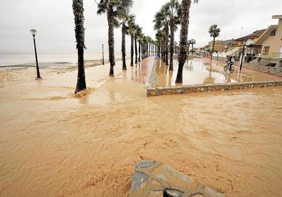Agua de lluvia cargada de sedimentos entra al Mar Menor por Santiago de la Ribera, en 2019.
