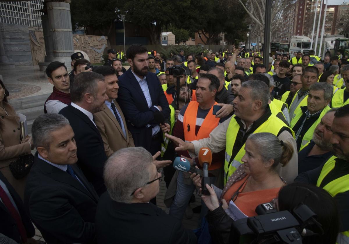 Javier Soto conversa con los portavoces parlamentarios de PP, PSOE y Vox (Joaquín Segado, José Vélez y José Ángel Antelo), el miércoles ante la Asamblea Regional.