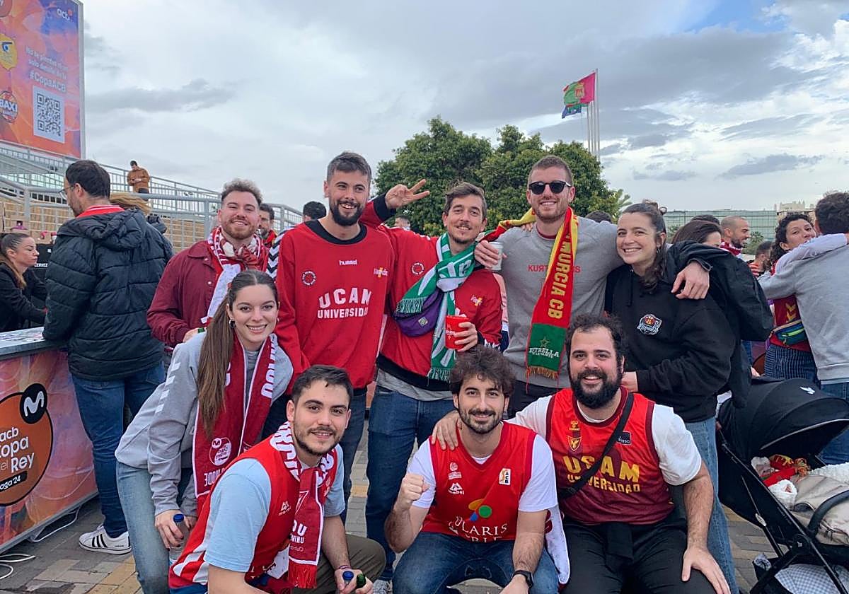 Aficionados del barriodel Infante desplazadosa Málaga para animar alUCAM, ayer.