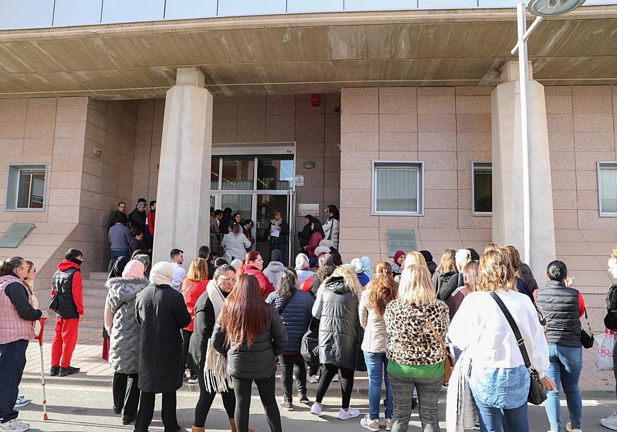 Desempleados participantes en el proceso de selección para los cursos del programa Activa-T, ayer.