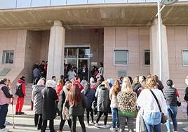 Desempleados participantes en el proceso de selección para los cursos del programa Activa-T, ayer.