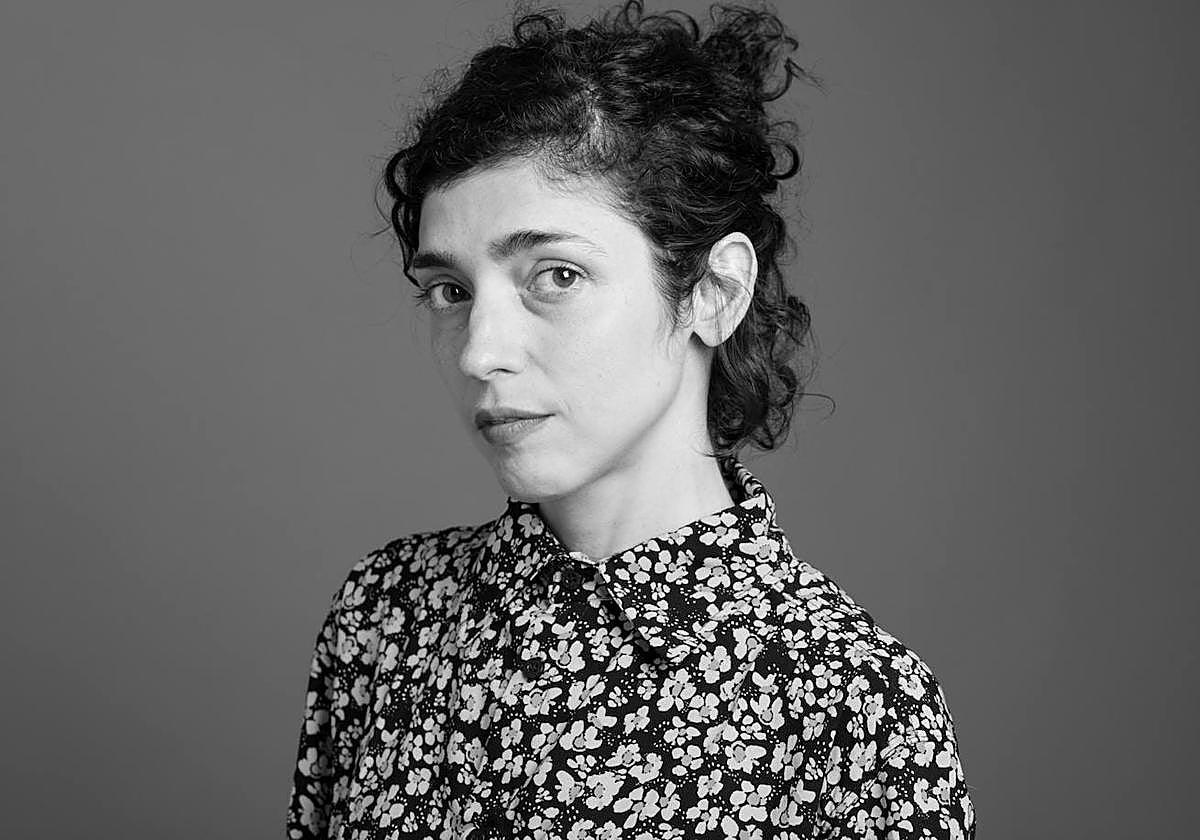 Mercedes Halfon (Buenos Aires, Argentina, 1980) es escritora, periodista cultural y curadora escénica.