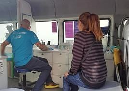 Un enfermero se prepara para hacer una prueba de VIH a una chica, en una unidad móvil del Ayuntamiento de Cartagena, en noviembre.