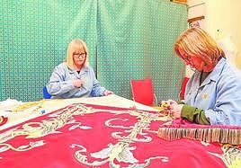 Costureras del Paso Azul rematan los flecos de un manto.