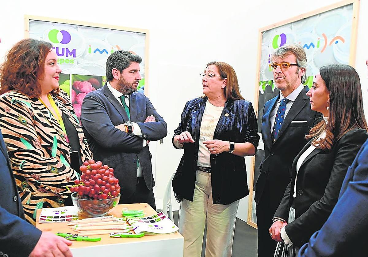 Fernando López Miras y los consejeros Sara Rubira y Luis Alberto Marín, en el expositor de ITUM.