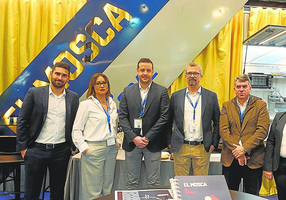 El equipo de El Mosca en su estand en la feria Fruit Logistica.