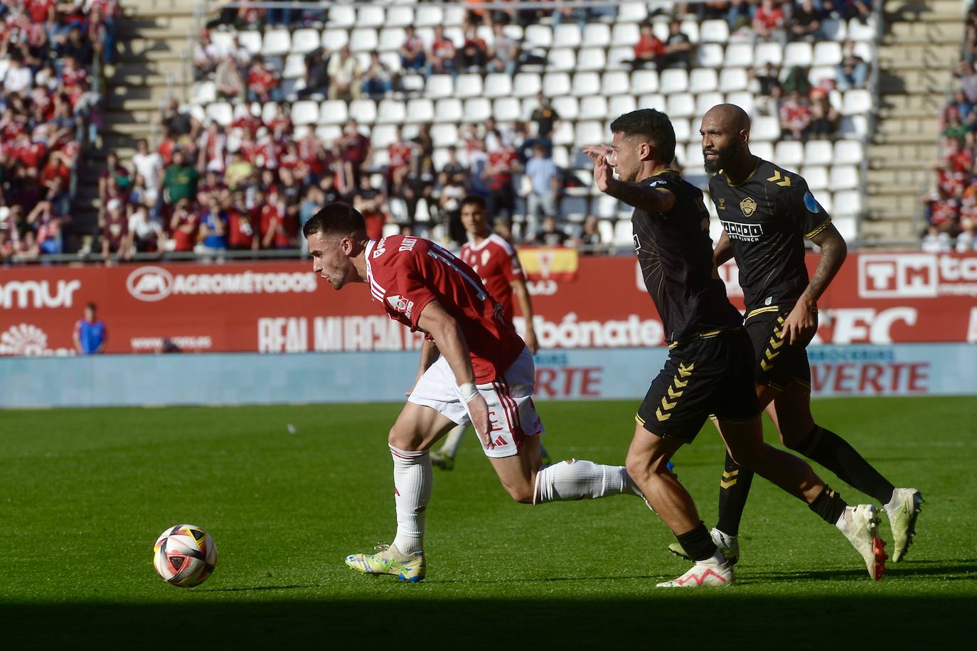 La derrota del Real Murcia frente al Intercity, en imágenes