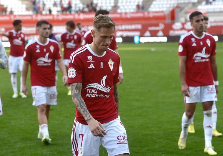 Los jugadores se marchan del Enrique Roca cabizbajos tras la derrota contra el Intercity.