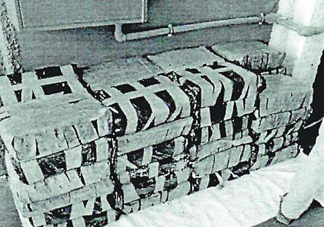 Fardos de hachís hallados por la Guardia Civil en la cisterna.