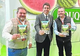El presidente de la Comunidad Valenciana, Carlos Mazón (c), flanqueado por los socios fundadores de Agromarketing, Antonio Santos (i) y Arturo Soler, en Fruit Logistica.