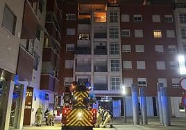 Imagen del fuego, en el momento de la llegada de los bomberos.