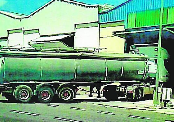 El camión abandona la nave de un polígono industrial de Fuerteventura tras cargar la droga.