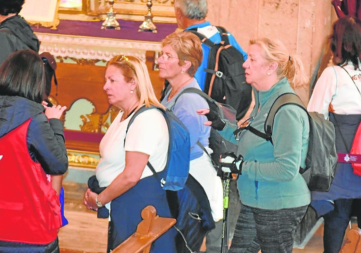 Un grupo de peregrinas, junto a una voluntaria, en el interior de la basílica de la Vera Cruz, en Caravaca, en la mañana de ayer.