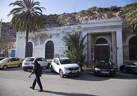 Un viandante pasa frente al edificio del antiguo Museo Nacional de Arqueología Marítima.