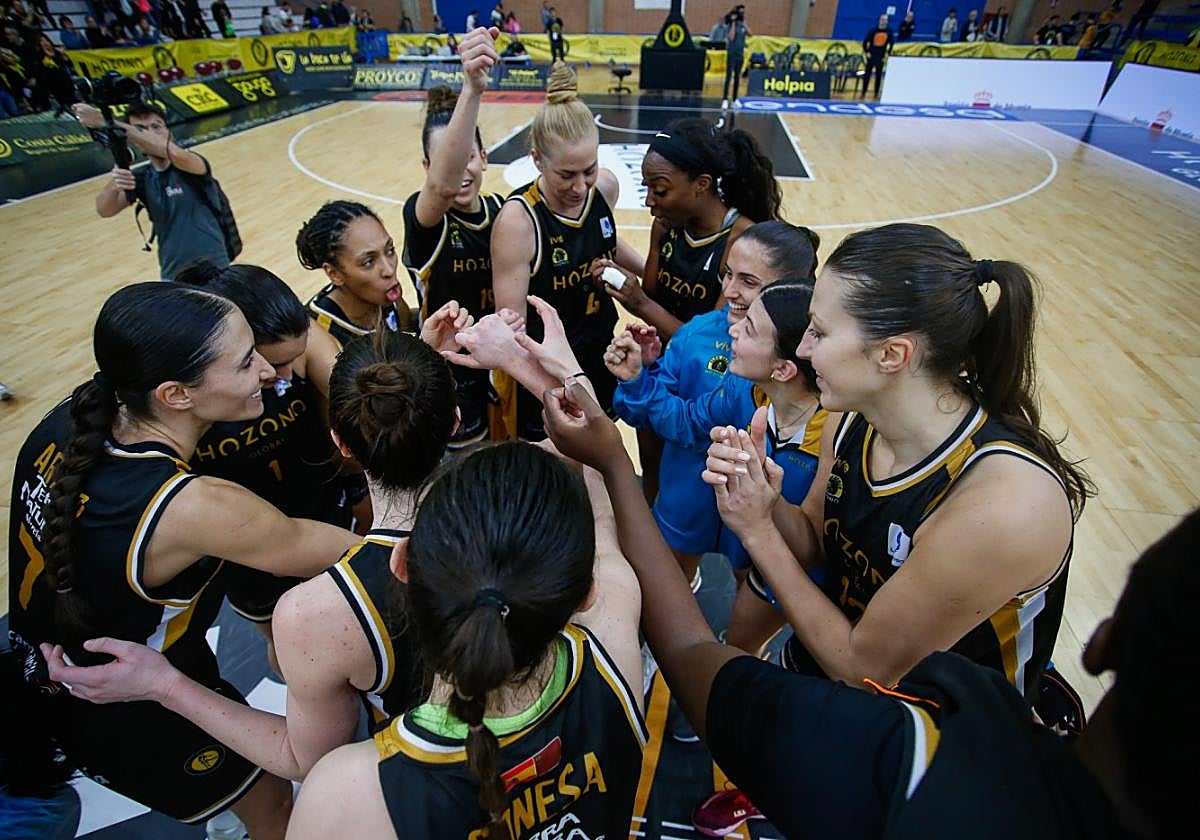 Las jugadoras del Jairis celebrando su victoria, ayer.