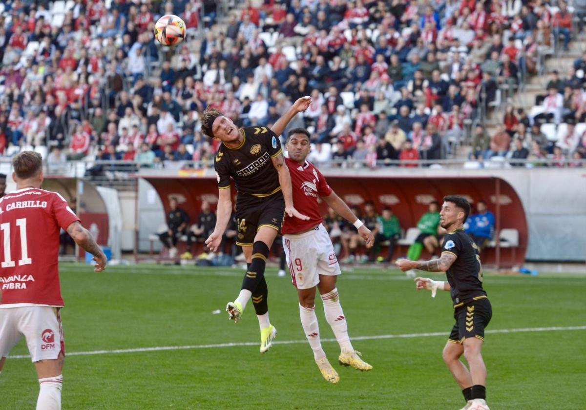 Amin, delantero del Real Murcia, disputa un balón con Vadik, central del Intercity.