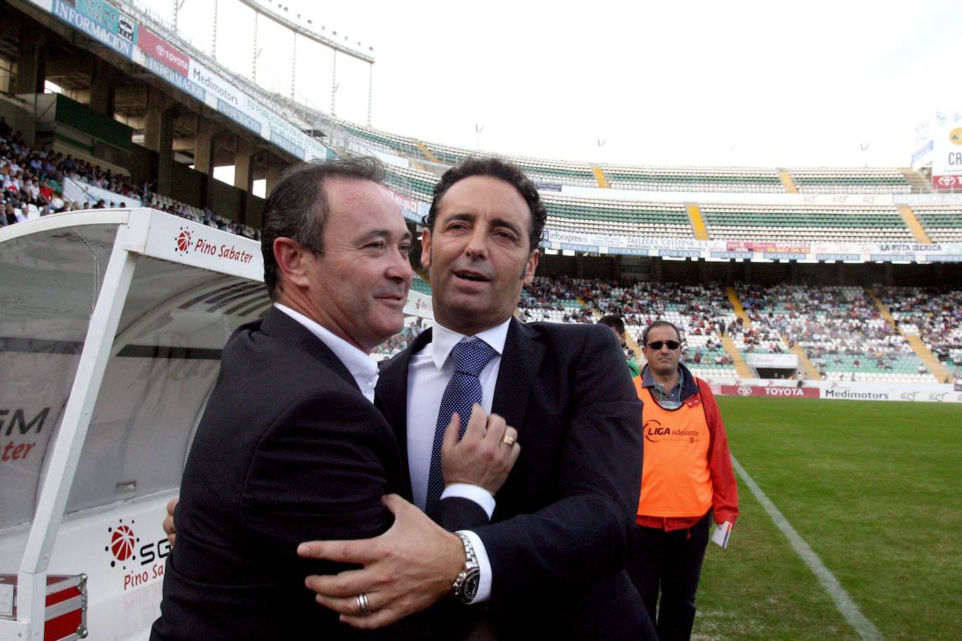 Juan Ignacio Martínez y Pepe Bordalás se saludan antes del partido de liga entre Elche y Cartagena del 25 de octubre de 2009.