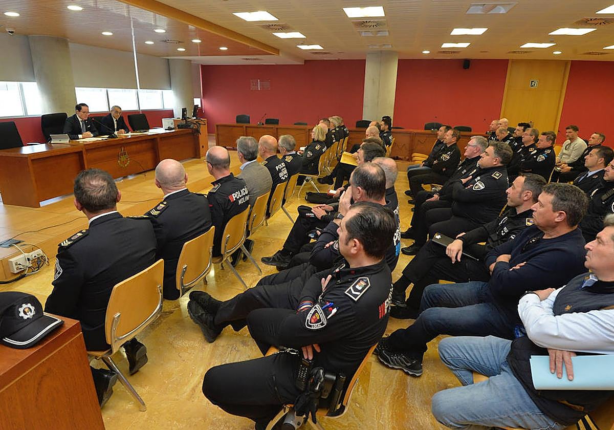 Reunión del fiscal superior, José Luis Díaz Manzanera, con policías municipales.