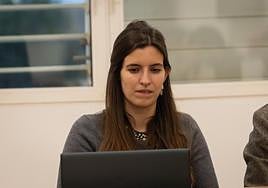 La edil de Vox, Victoria Navarro, en el curso de un pleno municipal.