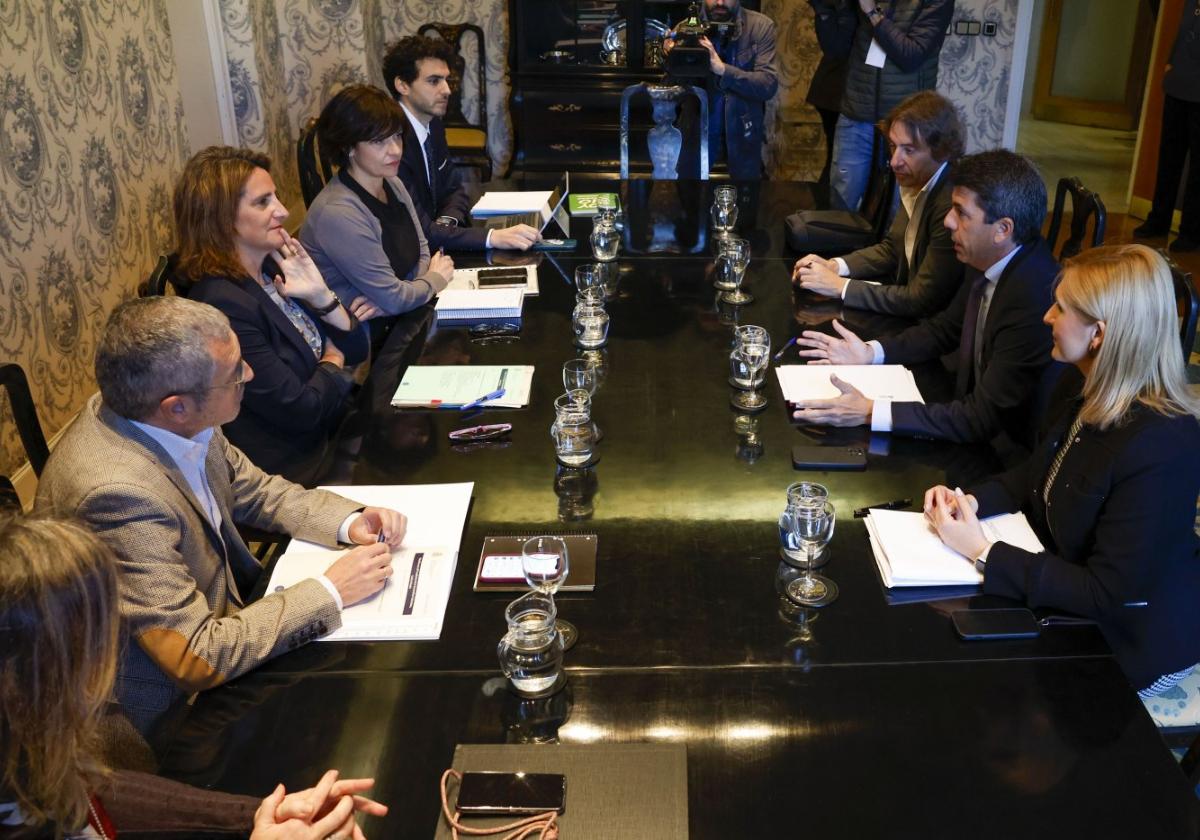 Teresa Ribera y Hugo Morán, a la izquierda, durante la reunión con Carlos Mazón y su equipo.