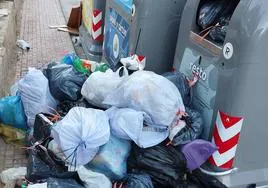 Una montaña de basura fuera de los nuevos contenedores de Alhama.