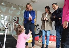 La consejera de Política Social, Familias e Igualdad, Conchita Ruiz, visita el centro multidisciplinar Pilar Bernal.