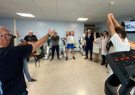 Pacientes de la Unidad de Rehabilitación del Reina Sofía realizan ejercicios en presencia del consejero de Salud, este miércoles.