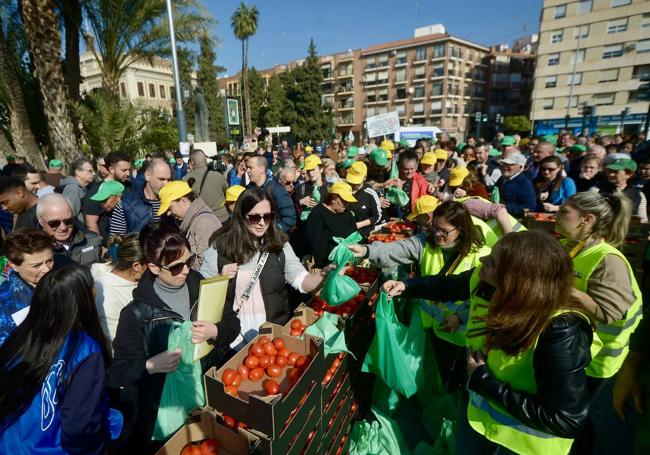 Largas colas para recoger productos frescos del campo en la plaza de la Cruz Roja, ayer.