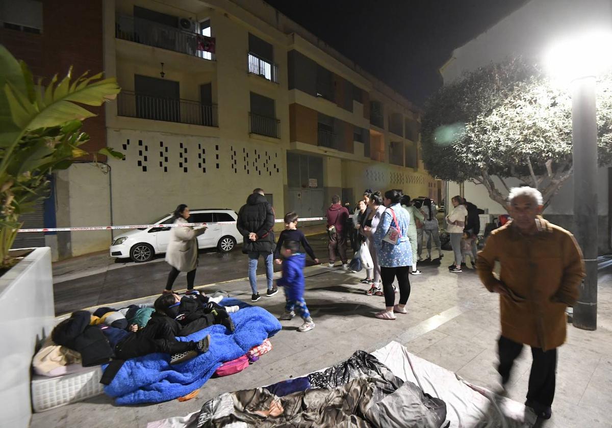 Quince familias desalojadas de un edificio de Lorquí.