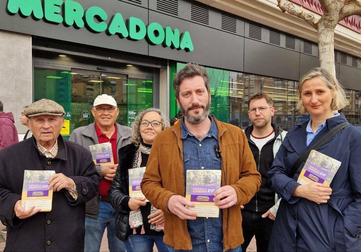 Varios miembros de Podemos, encabezados por el diputado Víctor Egío, reparten folletos este miércoles.