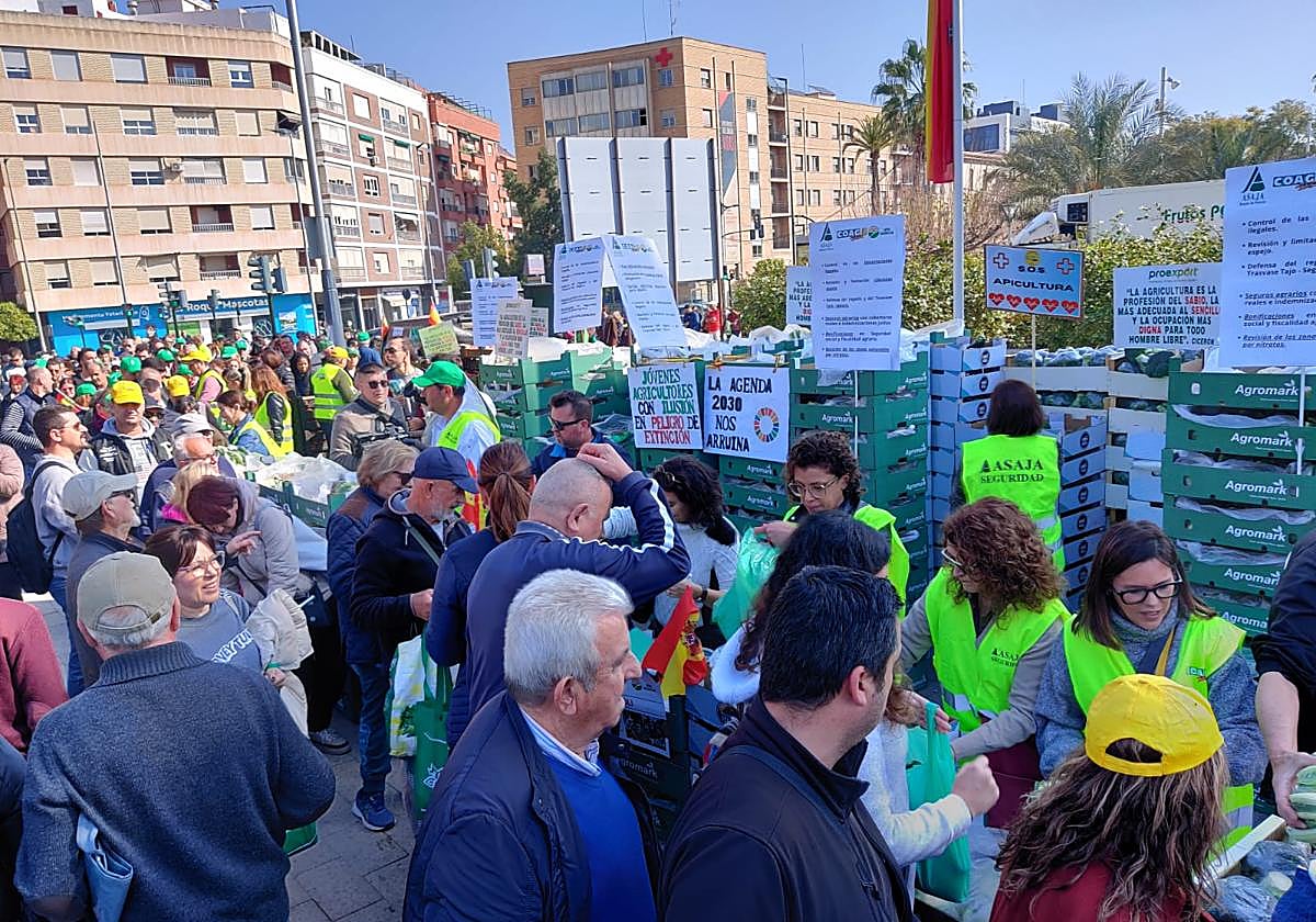 Reparto de verduras junto al Jardín Chino, este miércoles, por parte de los agricultores.