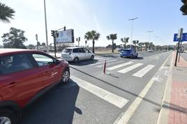 Varios coches circulan con normalidad en dirección hacia la rotonda de Ronda Sur.