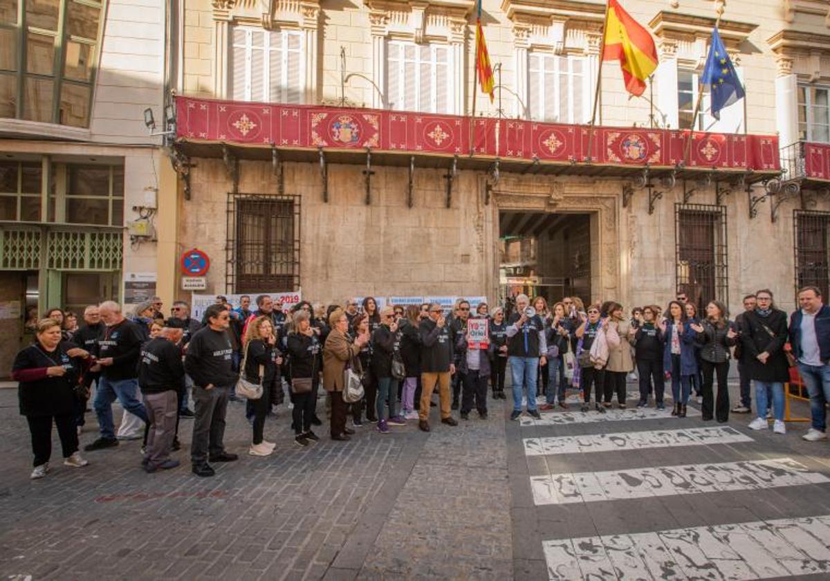 Los padres del Centro Oriol llevan su protesta a las puertas del Ayuntamiento de Orihuela