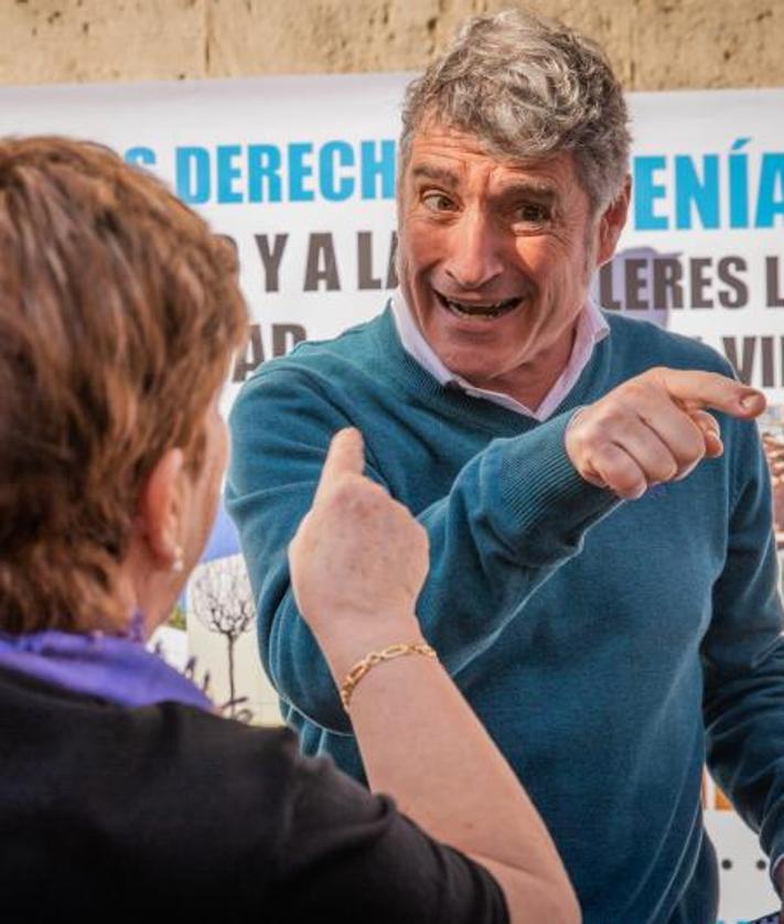 Imagen secundaria 2 - A la izquierda, el presidente del Ampa del Centro Oriol, Antonio Trujillo, discute con el secretario autonómico Emilio Argüeso en presencia del alcalde, Pepe Vegara, la edil de Bienestar Social, Agustina Rodrífguez, y el concejal de Urbanismo, Matías Ruiz. A la derecha, Vegara, en pleno debate con la familiar de un usuario del Centro Oriol.