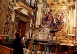 La Virgen de la Fuensanta, ayer, en su santuario de Algezares, ya vestida para la romería.