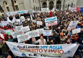 Manifestación en defensa del Trasvase ante el Ministerio, en enero del año pasado, días antes de que se aprobaran los planes de cuenca.