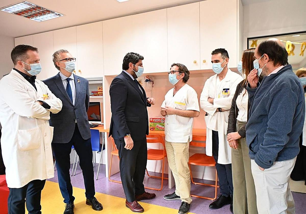 Fernando López Miras visitó la Unidad Multidisciplinar de Oncología para Adolescentes del hospital Virgen de la Arrixaca.