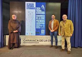 El padre Sergio Marqueta; el concejal de Cultura, Joaquín Zaplana; y el editor de Gollarín, Francisco Marín.