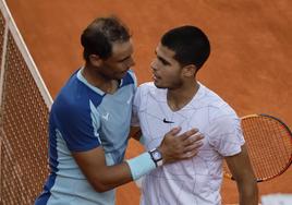 Rafa Nadal y Carlos Alcaraz, tras el último encuentro que disputaron, en el Masters de Madrid de 2022.