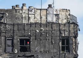 Un bombero, en el edificio incendiado de Valencia, este viernes.