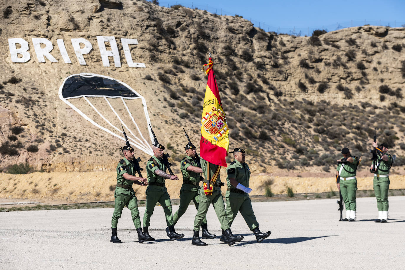 El acto para conmemorar los 70 años de la creación de las fuerzas paracaidistas, en imágenes