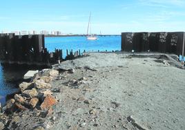 Un velero navega por el entorno de Puerto Mayor, entre los restos oxidados y desprendidos de tablestacas y estructuras metálicas.