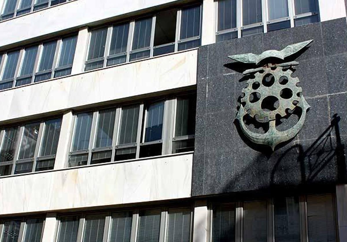 Imagen principal - Actual sede cameral, en la Plaza Castellini. Allí también tiene su sede el vivero de empresas Manuel Pérez de Lema. Acta fundacional de la Cámara de Comercio, Industria y Navegación. Boletín de la Cámara, del año 1923, conservado en el Archivo.
