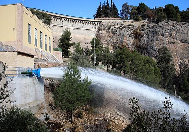 Salida de agua del Embalse de la Cierva, en Mula.
