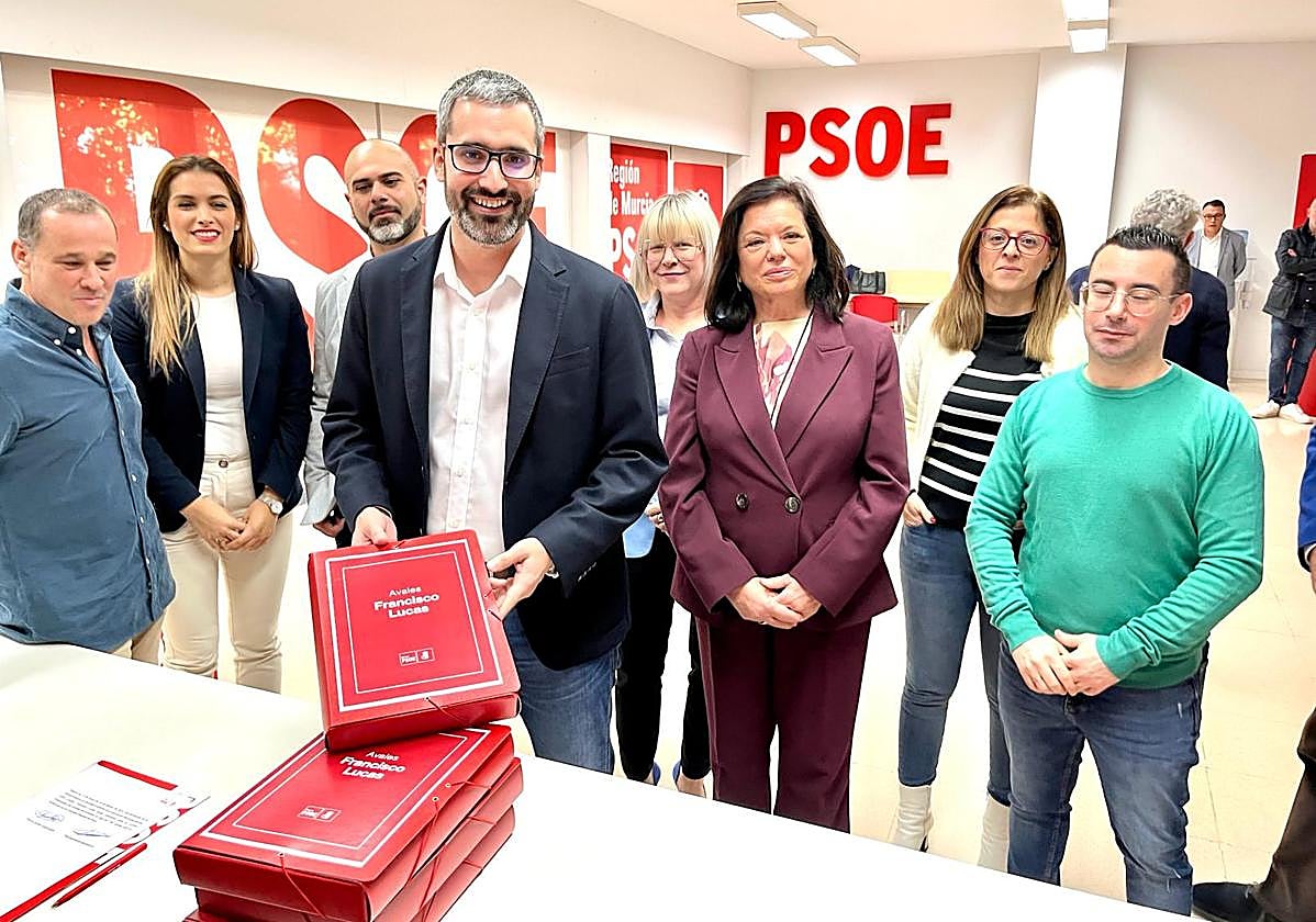 Francisco Lucas presenta sus avales, este viernes en la sede del PSRM.