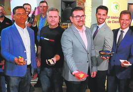 Presentación de la feria Degusta Cieza, ayer en Cicola, el laboratorio de comercio y hostelería del municipio, con el alcalde Tomás Rubio, y otras autoridades y patrocinadores.