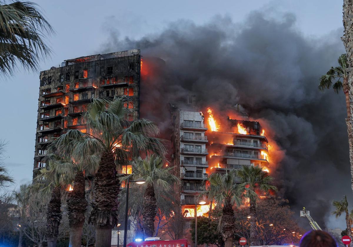 Vista general del incendio que calcinó un edificio en Valencia, este jueves.